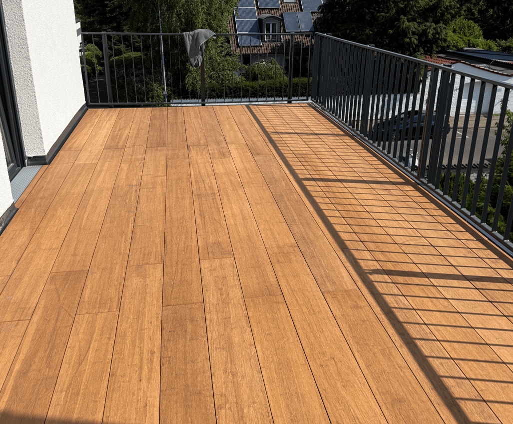 Ein schicker neue Balkonbelag erstellt mit der aMbooo Closed Decking  Bambusdiele Cristobal in der Farbe Sand.