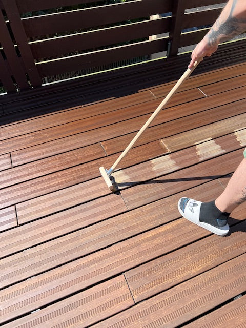 Mit dem Flächenstreicher lässt sich das Terrassen Pflegeöl einfach und effektiv auftragen.