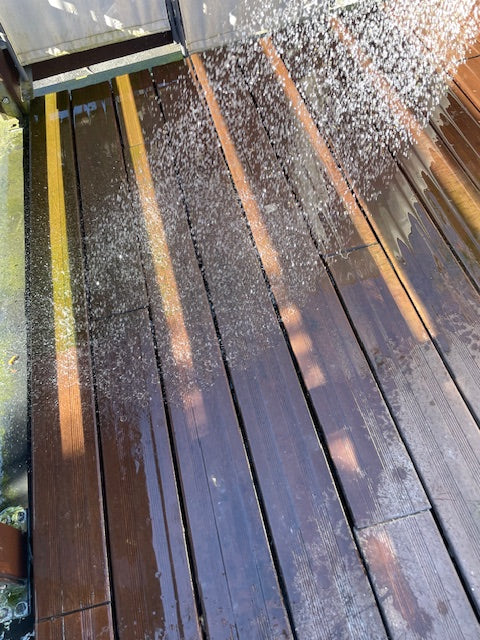 im zweiten Schritt den Terrassenbelag gut wässern.