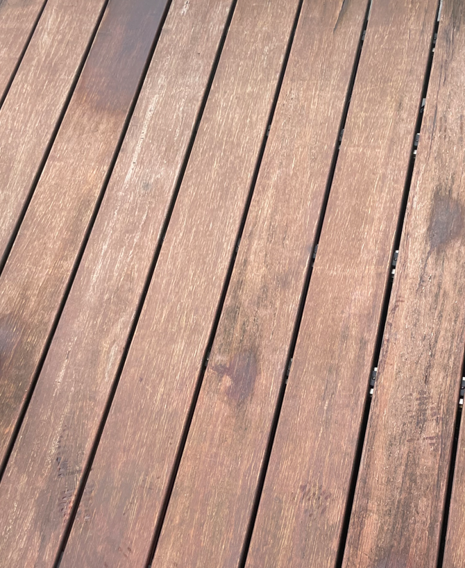 farblich verblasste Terrassendielen - hier ist eine Pflege erforderlich.