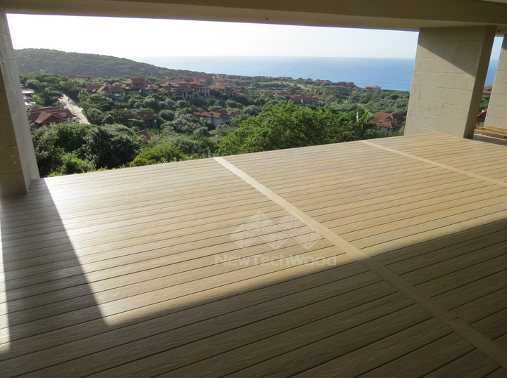 WPC-Terrassendielen in der Farbe Sand Typ solid Ultrashield. 