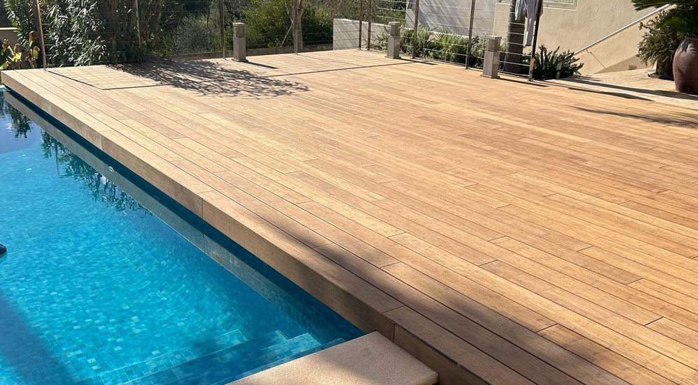 Hochwertige Bambus Terrassendielen als moderne Poolumrandung, langlebiger und nachhaltiger Terrassenbelag für Outdoor-Bereiche mit edler Holzoptik.