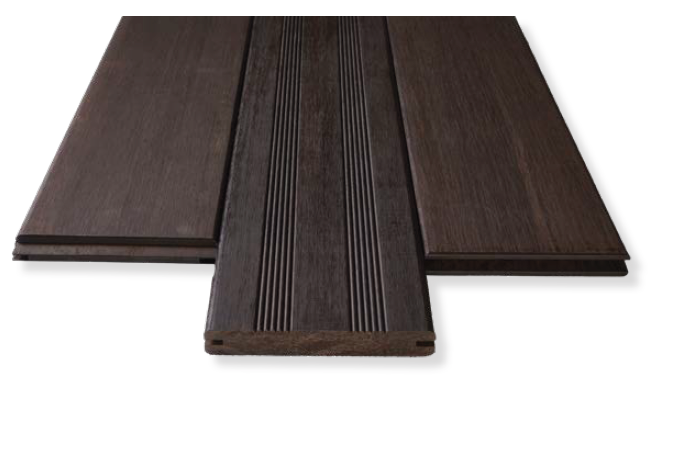 Dunkelbraune Bambus-Terrassendielen mit glatter und geriffelter Oberfläche, nebeneinander liegend zur Veranschaulichung der Profilvarianten.