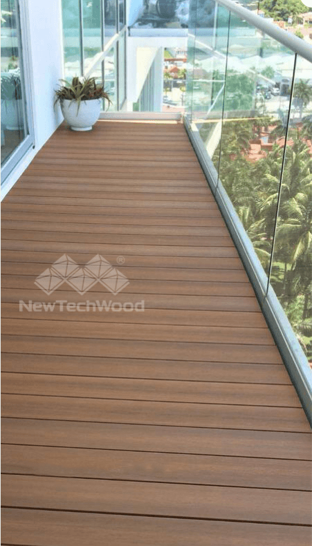 Nachhaltige WPC-Terrassendielen Typ Solid in der Farbe "Teak" als Balkonbelag.