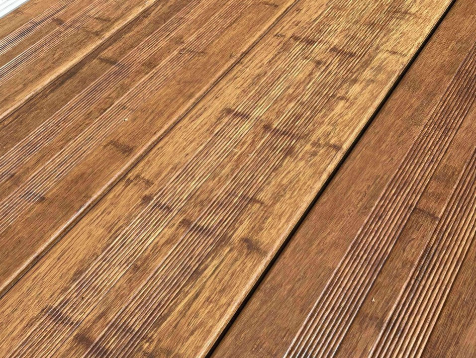 Sand farbene  geriffelte Bambus-Terrassendielen mit natürlicher Maserung bzw. Nodien und unterschiedlichen Farbschattierungen auf einer modernen Terrasse.