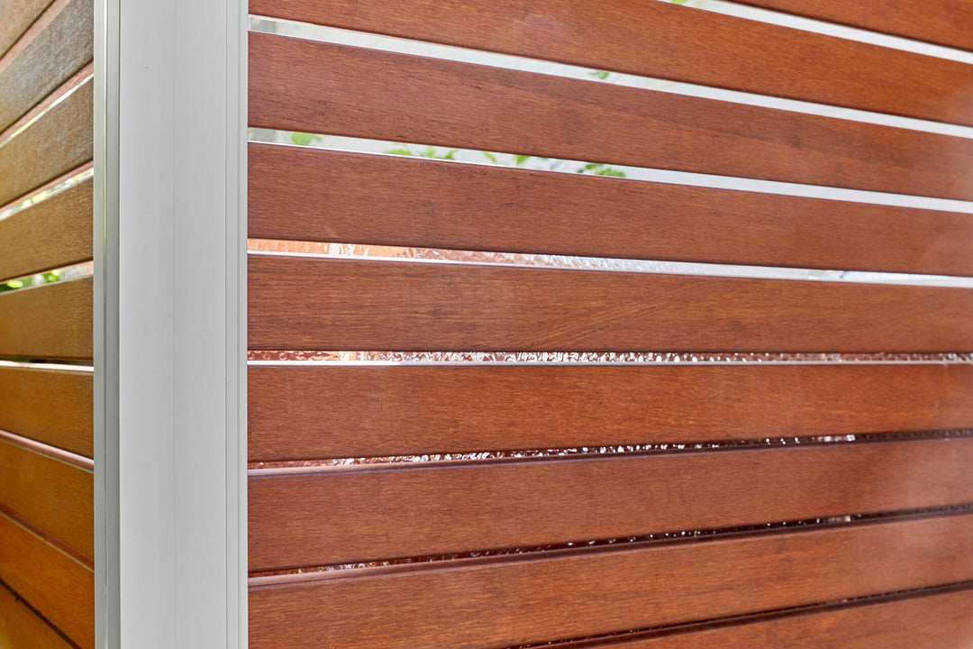 Nachhaltige Sichtschutz Zäune aus Bambus mit Rhombusch-Profile.