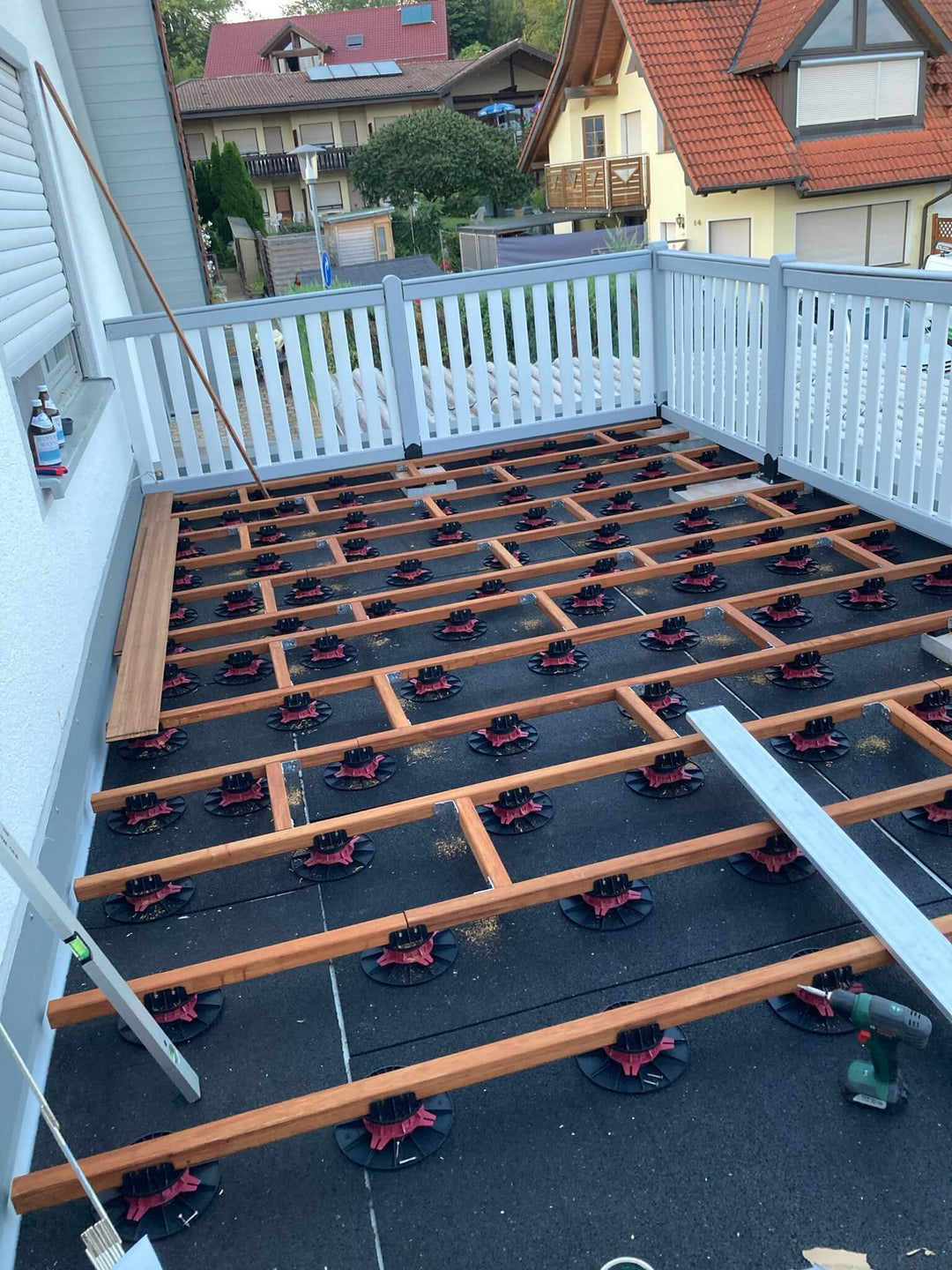 Bambus-Unterkonstruktion für Terrassendielen. – Bambuskontor