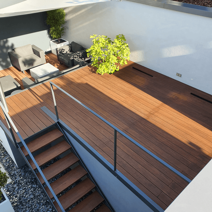Zeitgemäß gestaltete Dachterrasse mit langlebigen Bambusdielen und Metallgelände.