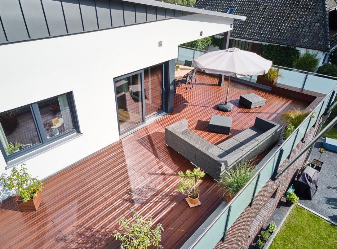 Die Bambusdielen instaliert auf einem modernen Balkon.