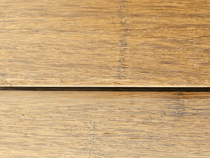 Kreditkarten,Kleingeld und andere Gegenstände in der Fuge verloren? Nicht mehr mit dem aMBOOO Closed Decking! Die Fuge reicht aber noch aus, um das Regenwasser ablaufen zu lassen.