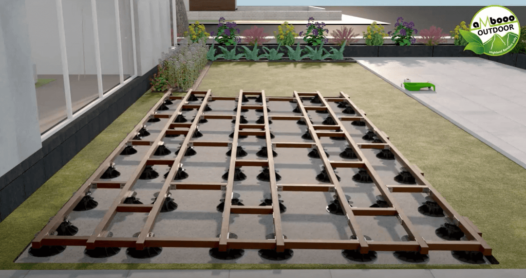 Die Bambus Unterkonstruktionen sind in einem stabilen Raster angeordnet und bilden die Basis für die Verlegung von Terrassendielen. Die Konstruktion befindet sich neben einem modernen Gebäude und zeigt eine fachgerechte Lösung für den Terrassenbau mit optimaler Lastverteilung, Belüftung und Höhenanpassung.