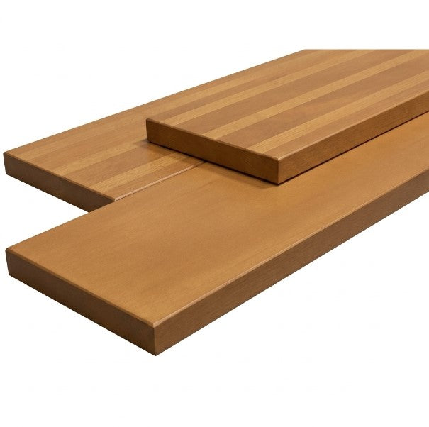 Drei Bambus-Terrassendielen mit glatter und gestreifter Oberfläche im Vergleich. Die verschiedenen Oberflächendesigns bieten unterschiedliche Optiken für die individuelle Terrassengestaltung.