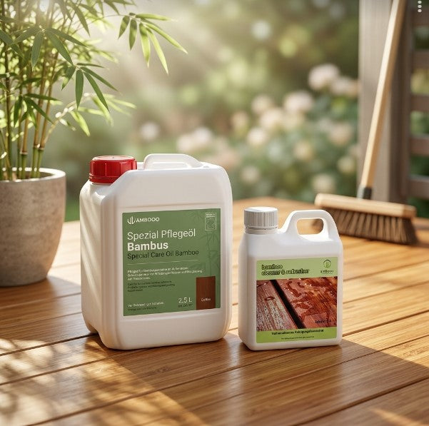 Das Pflegeset Starter für Bambus-Terrassendielen mit Spezial-Pflegeöl und Reinigungsprodukt auf einer hochwertigen Holzterrasse. Die Produkte unterstützen die Reinigung, Auffrischung und den langfristigen Schutz von Bambusterrassen im Außenbereich