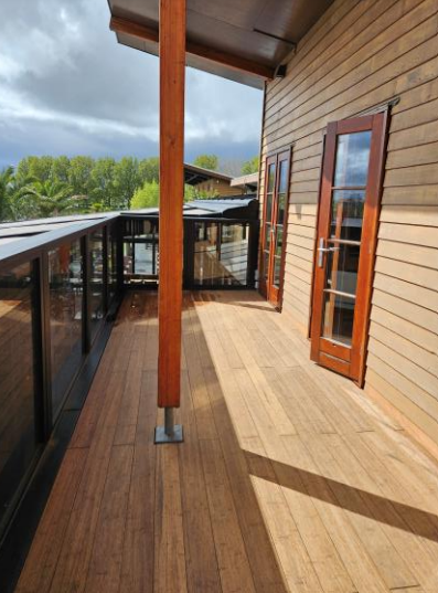 Ein Balkonbelag aus Bambus mit Terrassendielen einer 3mm Mircofuge bekannt als ClosedDeck von aMbooo.
