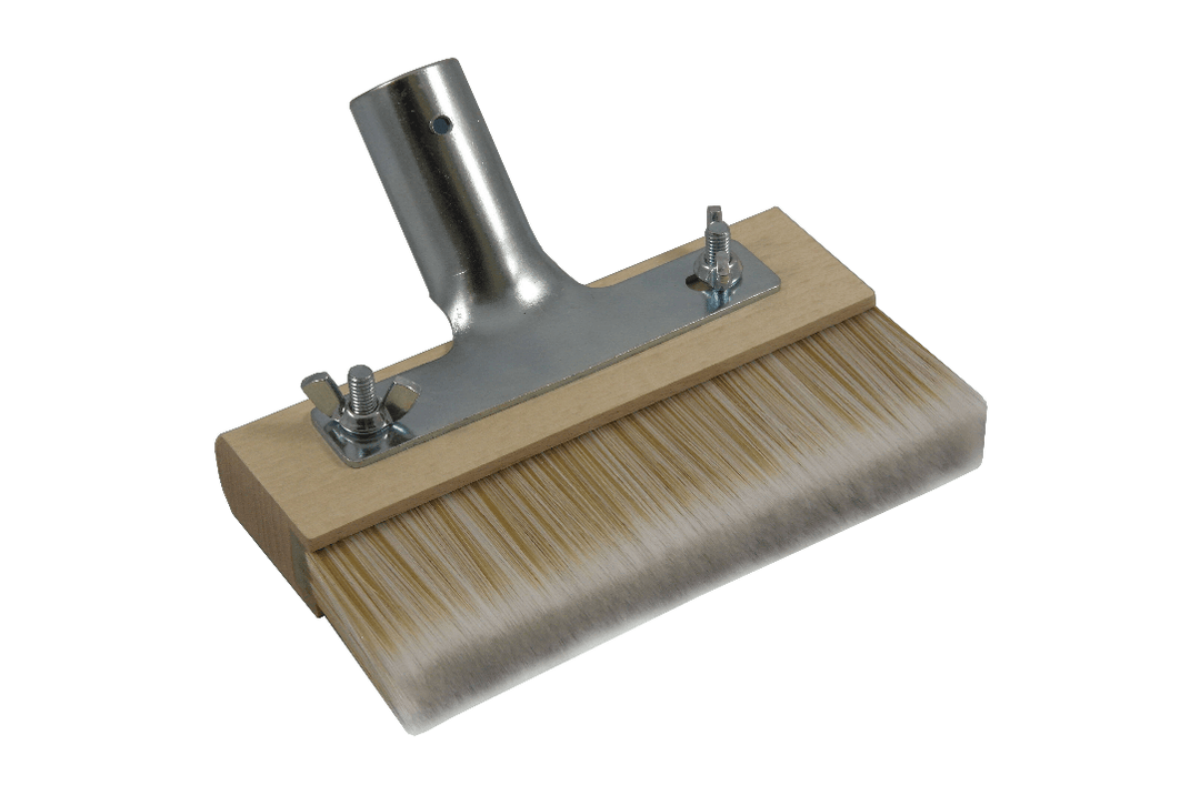 Breiter Flächenstreicher mit hellen Borsten, Holzrücken und Metallhalterung zur gleichmäßigen Verarbeitung von Terrassenöl, Lasuren oder Versiegelungen auf Holz- und Bambusterrassen.