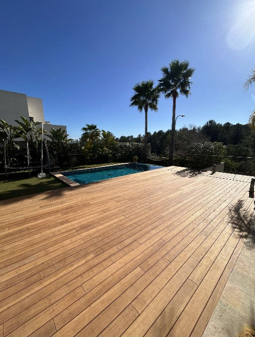 Bambus-Terrassendielen auf großzügiger Poolterrasse mit natürlicher Holzoptik und modernem Gartenambiente, in der Farbe Sand von aMBOOO.