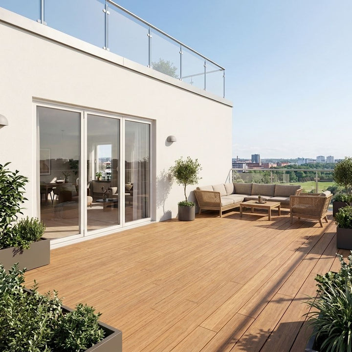 Großzügige Closeddeck Terrasse mit Lounge-Möbeln, Pflanzkübeln und weitem Blick über die Stadt.
