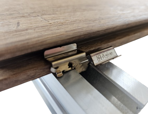 Der innovative Aslon Montageclip wurde speziell für die AMBOO Closed Decking Dielen konzipiert.