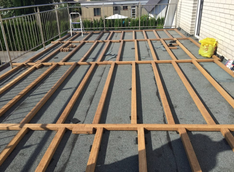 Bambus-Unterkonstruktion für eine Dachterrasse auf Flachdach. Fachgerechte Verlegung der Traglattung als Grundlage für langlebige Terrassendielen und eine stabile Terrassenkonstruktion.