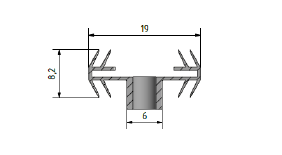 Technische Querschnittszeichnung eines Montageclip für eine Terrassendiele mit den Maßangaben 19 mm Breite, 8,2 mm Höhe und 6 mm Stegbreite. Das Profil verfügt über seitliche Aufnahmen zur Befestigung von Terrassendielen.