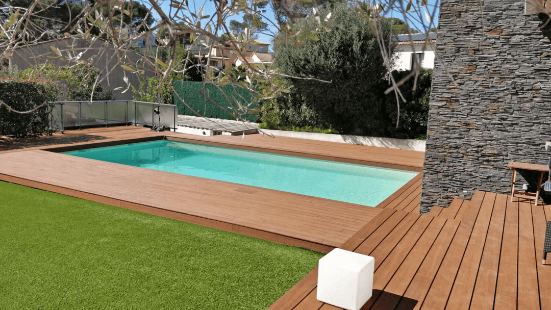 Terrassendielen für eine Poolanlage.
