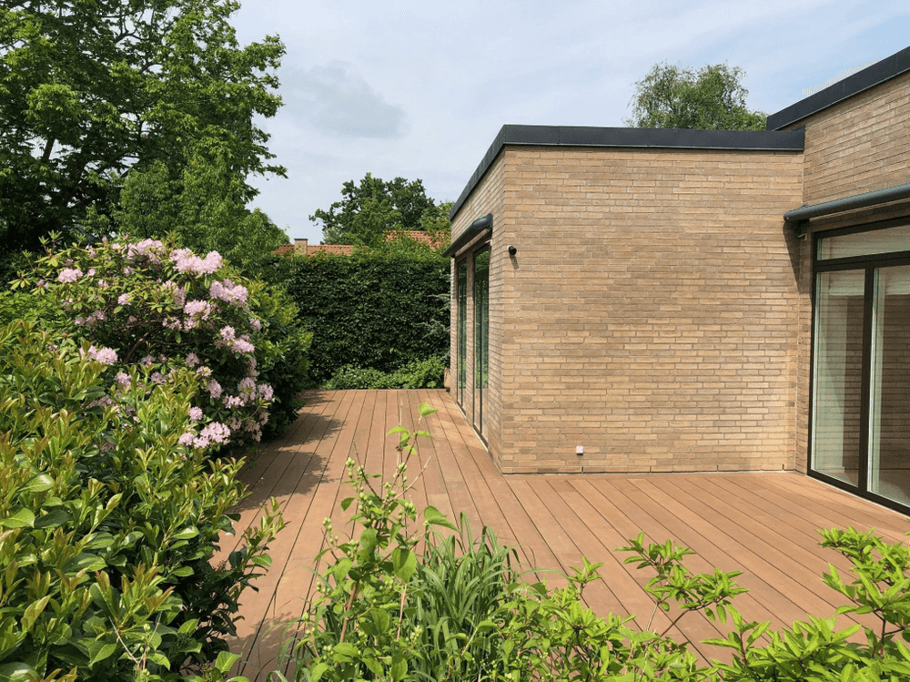 Die Bambusterrasse Holguin vor einem Einfamilienhaus.