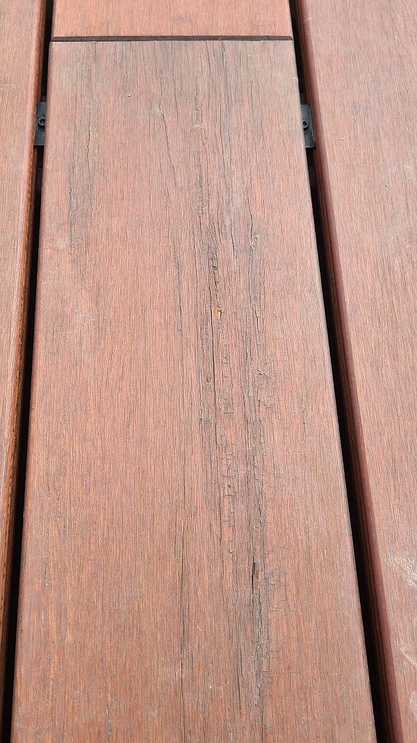 Rauigkeitenentwicklung bei Terrassendielen aus Bambus typ Varadero.