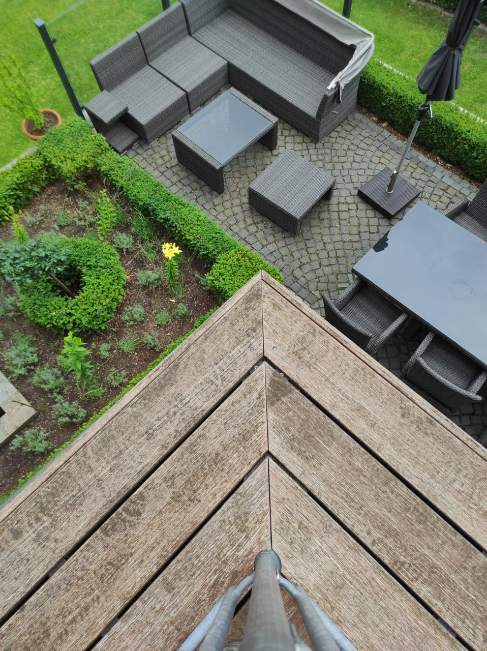 Verwitterte Bambusdielen auf einem Balkon.