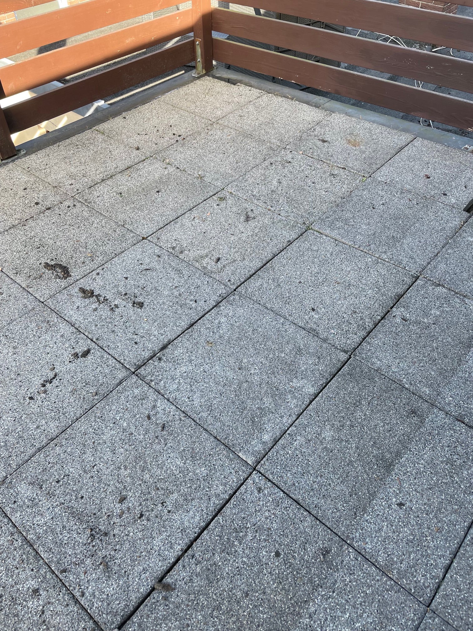 Ein Balkonbelag aus Steinplatten.