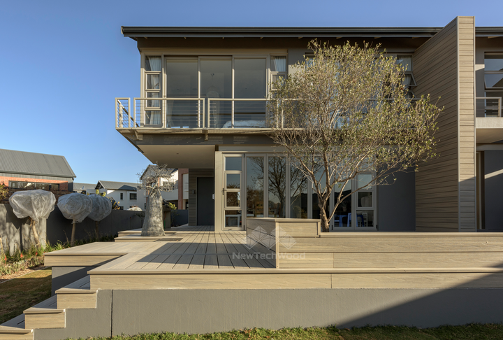 Villa mit Außenbereich gestaltet mit den Ultrashield WPC-Dielen Solid Sand by Bambuskontor.