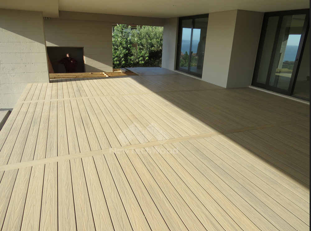 Großzügige Terrasse erstellt mit den WPC-Dielen Solid Sand von newtechwood.