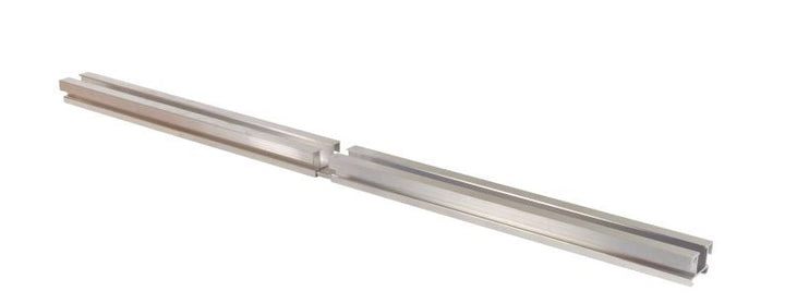 Zwei miteinander verbundene Aluminium-Unterkonstruktionsprofile für die Montage von Terrassendielen.