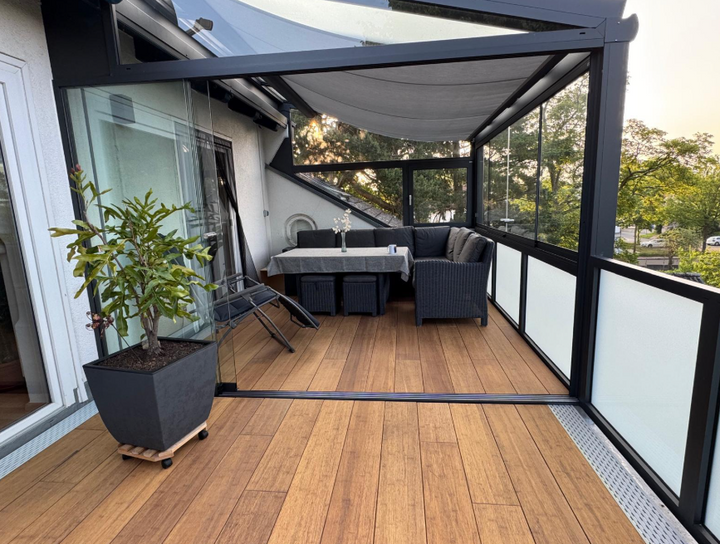 Unsere Terrassendielen aus Bambus als Closeddeck in der Farbe Sand, bieten die Ästhetik edler Hölzer, sind formbeständig, pflegeleicht und umweltfreundlich. Hier als kostengünstges Spar Komplettpaket.