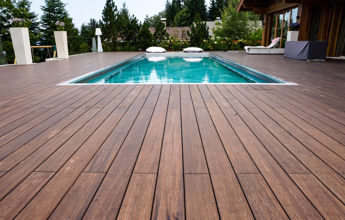 Die AmBooo Bambus Terrassendielen Primaverde verlegt um einen Pool