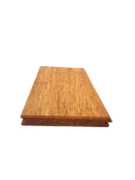 Das Handmuster der ambooo closeddecking Diele Colon in der Farbe Sand, Maße 20x140mm