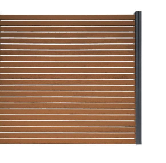 Moderne Bambuszaun mit horizontalen Bambuslamellen in warmen braunton und anthrazitfarbenen Metallpfosten, Typ Rhombi von ambooo.
