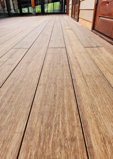 Aufgrund der hohen Formstabilität und dem geringen Quell- und Schwindverhalten unserer AMBOOO Bambus Closed deck Terrassendielen ist es möglich eine Terrasse mit kaum wahrnehmbarer Fuge zu bauen.
