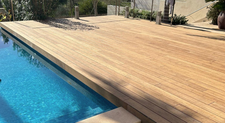 Hochwertige Bambus Terrassendielen als moderne Poolumrandung, langlebiger und nachhaltiger Terrassenbelag für Outdoor-Bereiche mit edler Holzoptik.