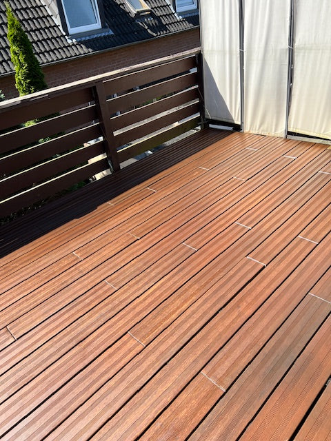 Fertig geölte Bambus-Terrasse mit gleichmäßigem Fugenbild und hochwertiger Holzoptik auf einem Balkon. 