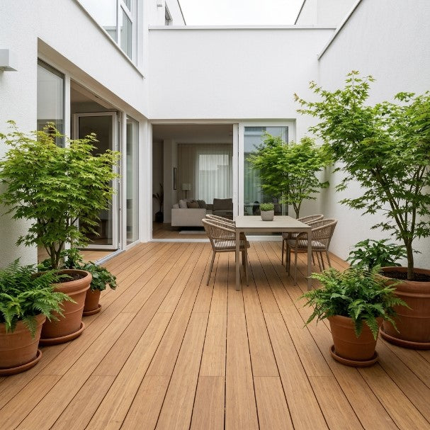 Moderner Innenhof mit Bambus-Terrassendielen, Essgruppe und großen Pflanzgefäßen – langlebiger, pflegeleichter Terrassenbelag mit natürlicher Holzoptik für stilvolle Außenbereiche.