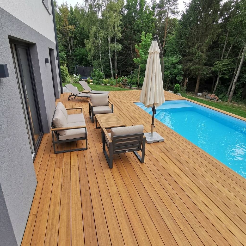 Großzügige Poolterrasse aus Campoverde  Sand AMBOOO Terrassendielen mit Loungemöbeln und Sonnenliegen am Wohnhaus.