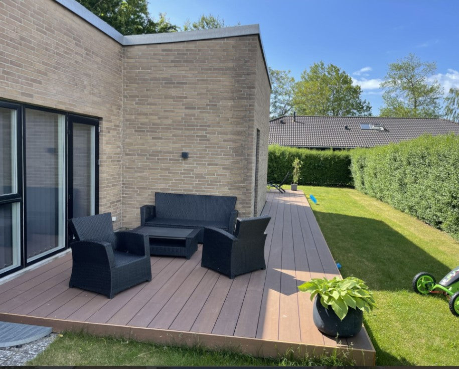 Eine schöne Villa mit der nachhaltigen Bambus Terrasse Holguin ausgestattet.