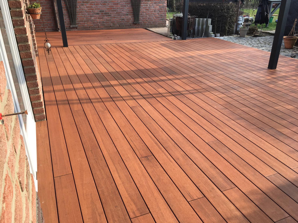 großzügiger Bambus Terrassenbelag.