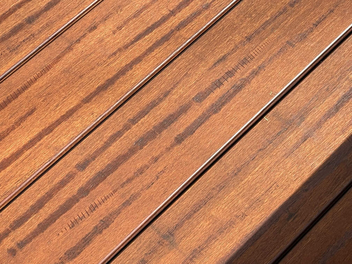 Terrassenholz aus Bambus mit handbehauener Oberfläche.