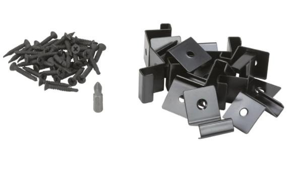 Befestigungsset bestehend aus schwarzen Schrauben mit Bit-Einsatz sowie schwarz beschichteten Metallhaltern zur Montage einer Terrassen-Unterkonstruktion oder zur Befestigung von Terrassenprofilen.