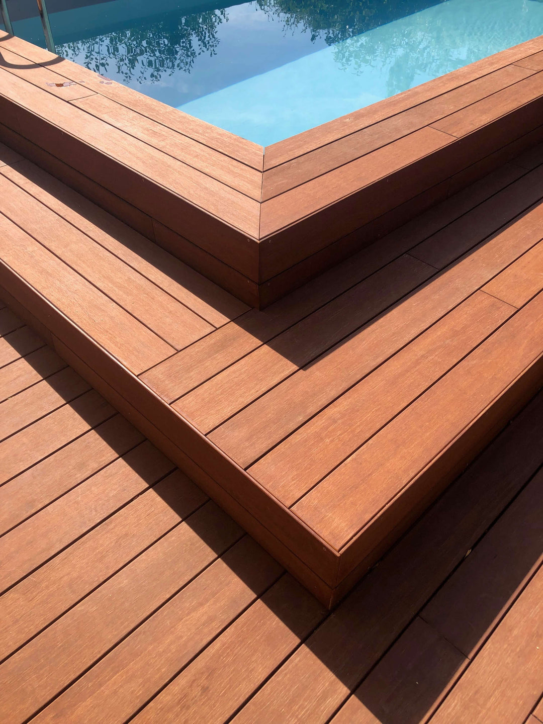 Stufen um einem Pool erstellt mit Bambus Terrassendielen.