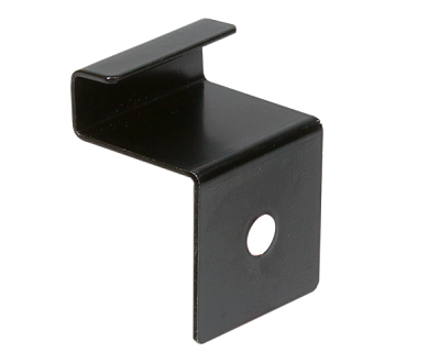 Schwarz beschichteter Metallhalter mit abgewinkelter Form und einer Bohrung zur Verschraubung. Das Bauteil dient als Befestigungselement für eine Terrassen-Unterkonstruktion oder den Anschluss von Terrassenprofilen.