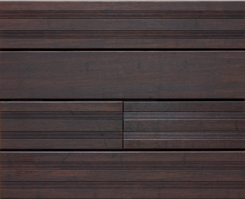Die Aufnahme zeigt eine Detailansicht von dunkelbraunen Terrassendielen Modell Santos. Sichtbar sind sowohl glatte als auch fein geriffelte Bereiche der Dielen, die in einem präzisen Verlegemuster angeordnet sind. Die Holzoptik und die gleichmäßigen Fugen verleihen der Terrassenfläche ein modernes und hochwertiges Erscheinungsbild.