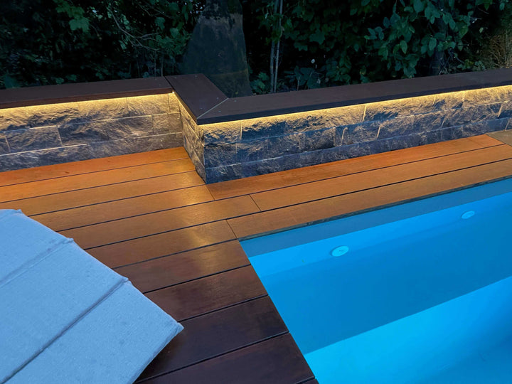 Bambus Terrassendielen Coco mit Pool, beleuchtet.