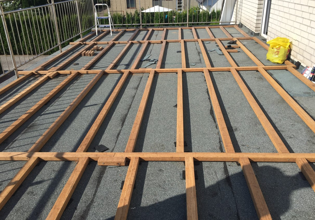 Bambus-Unterkonstruktion für Terrassendielen. – Bambuskontor